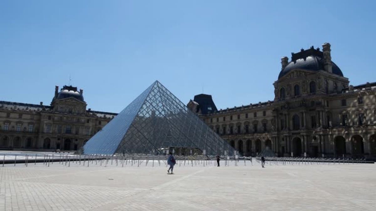 Louvre gjenåpnes delvis