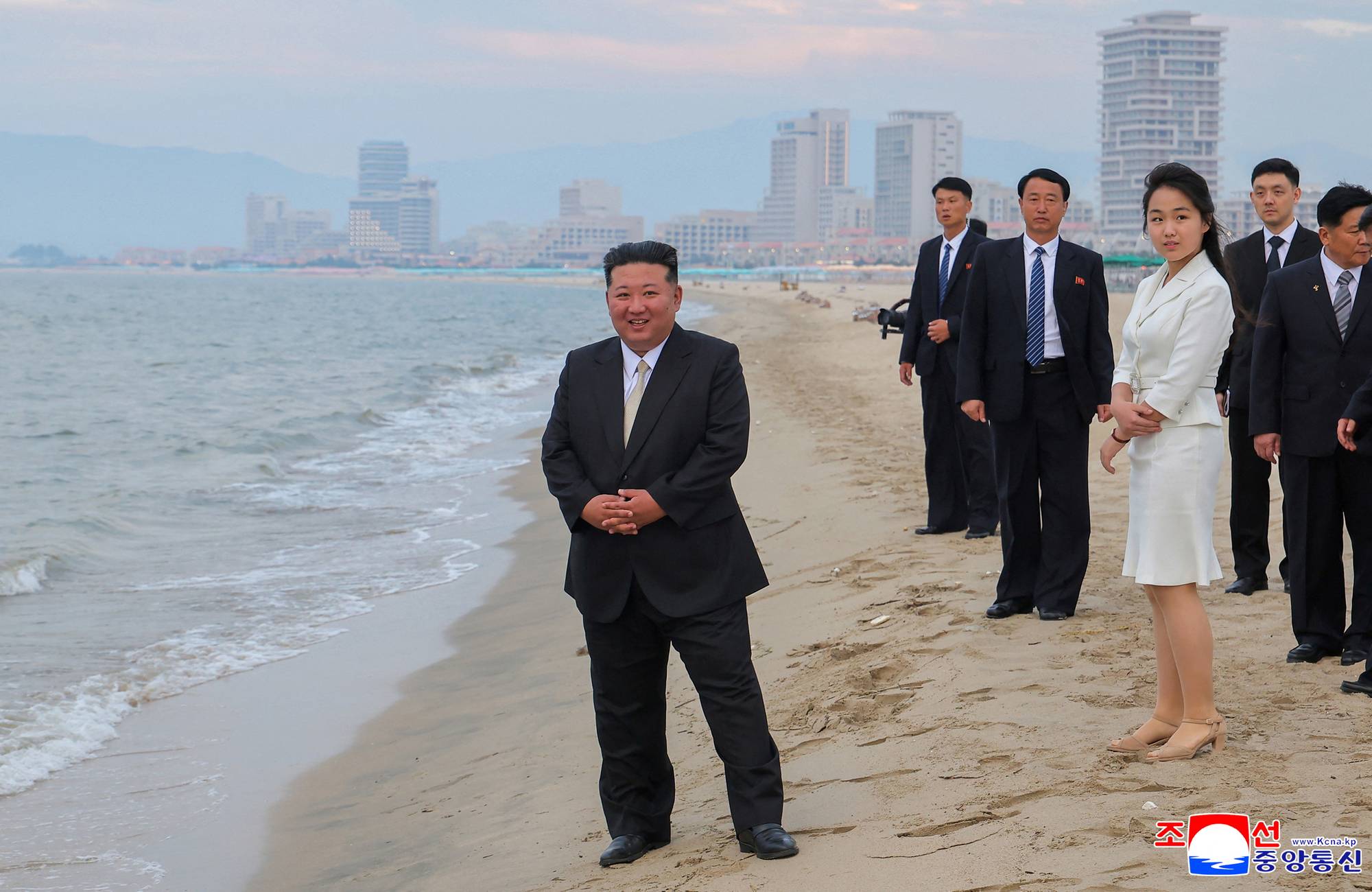 Kim Jong-un et al. på en strand