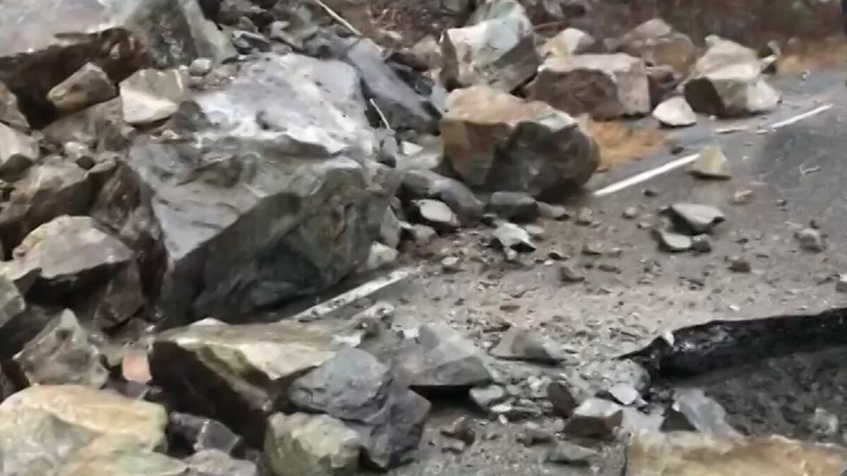 Stort steinras sperrar fylkesveg i Hardanger 