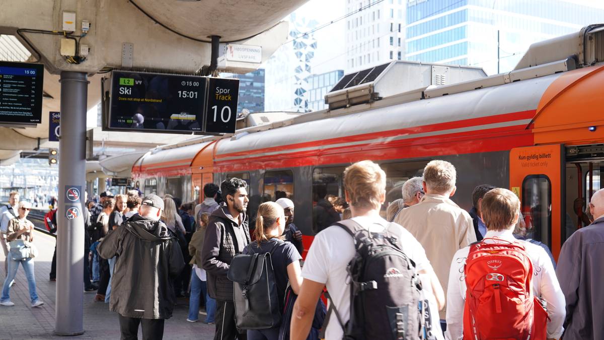 Folk besvimer på stappfulle pendlertog