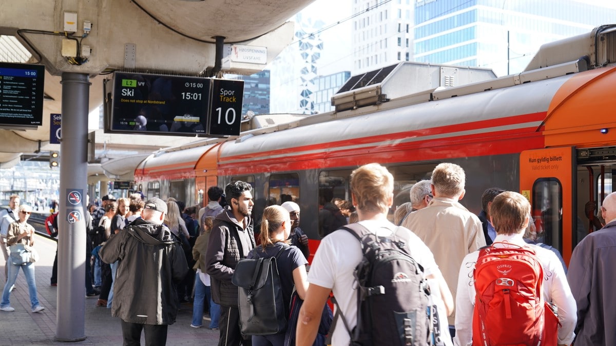 Besvimelser på overfylte Vy-tog: Bedring først om ett år