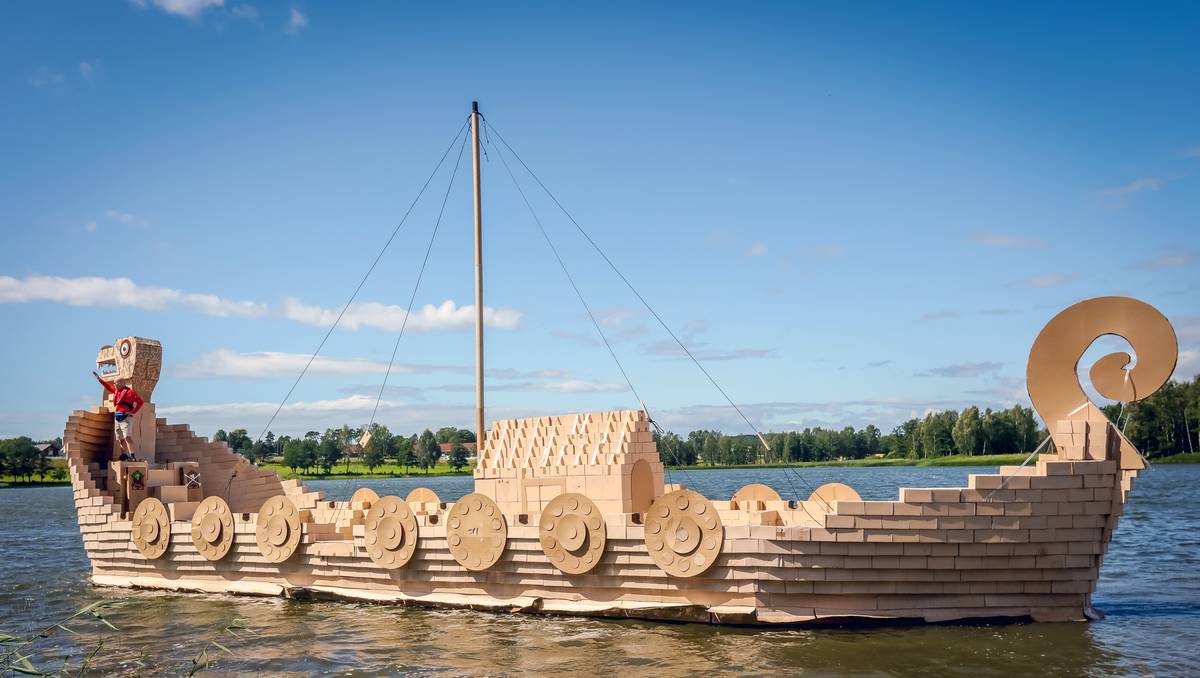 The largest viking cardboard boat in the world – NRK Østfold – Local news, TV and radio