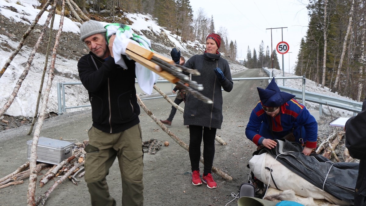 Demonstranter stengte vei med lavvo og samiske flagg