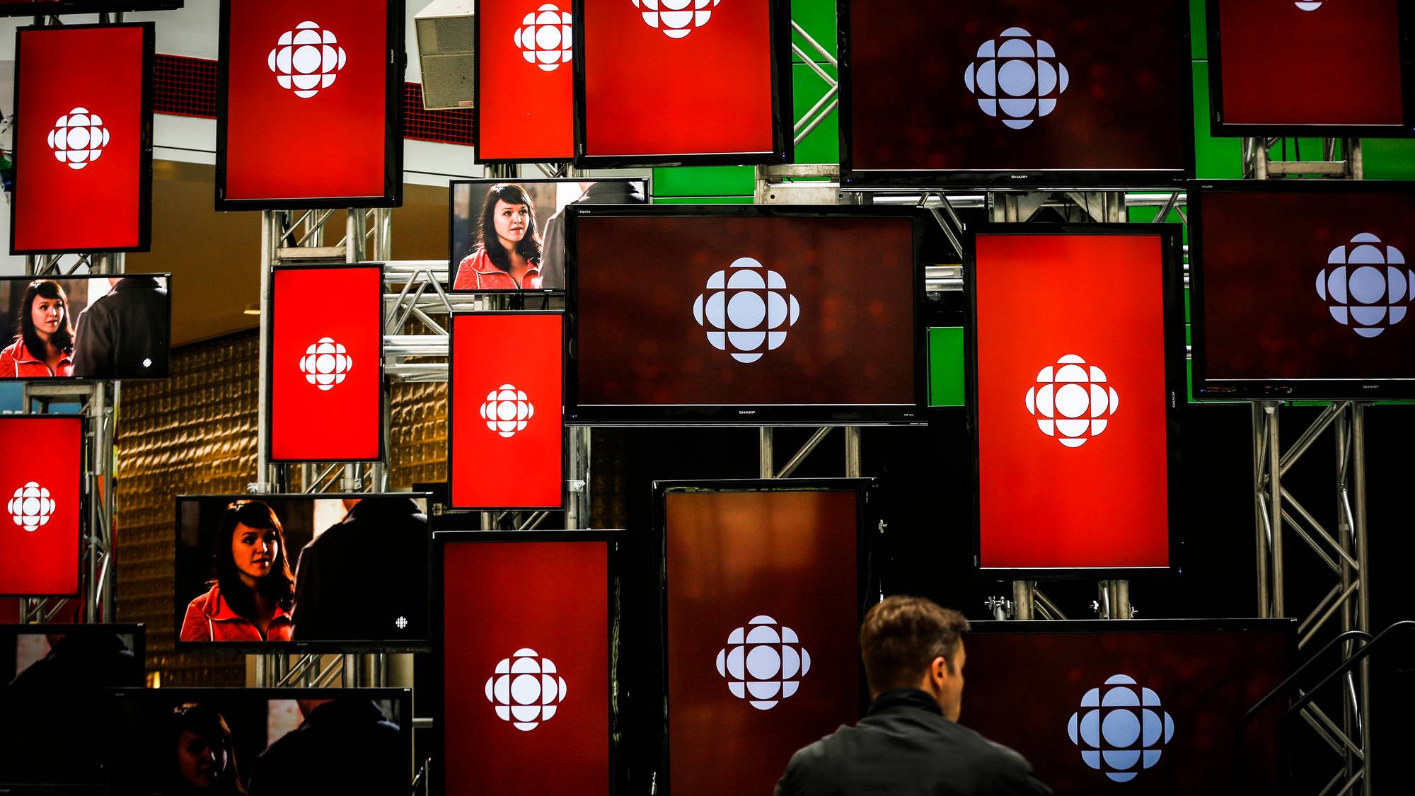 Ei rekke tv-skjermatr med rød skjerm og logoen til den kanadiske kringkastaren CBC.