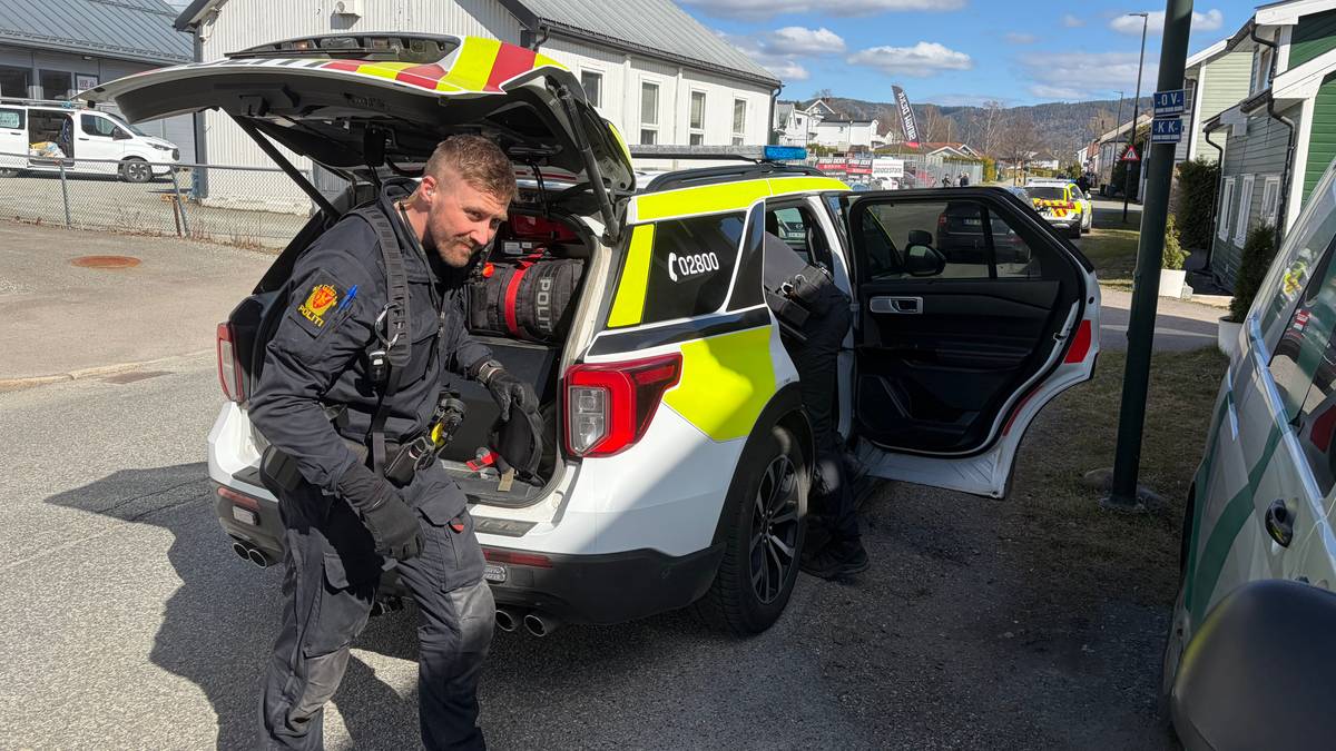 Jakter på bevæpnede menn i Lier