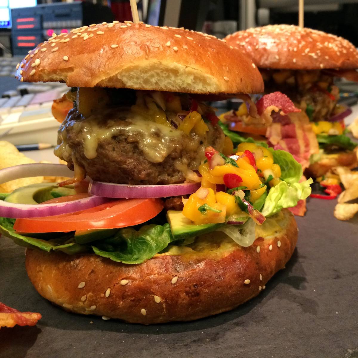 mental Lykkelig skammel Hjemmelaget hamburger og hamburgerbrød med avokado og mangosalsa – NRK Mat  – Oppskrifter og inspirasjon