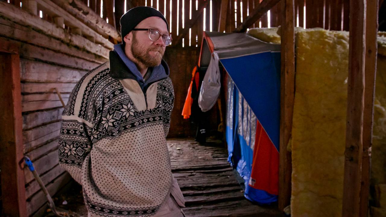 Tor-Evert Johansen framfor "glavahola" på høgdegarden Øvre Brekkebakkane i Valdres