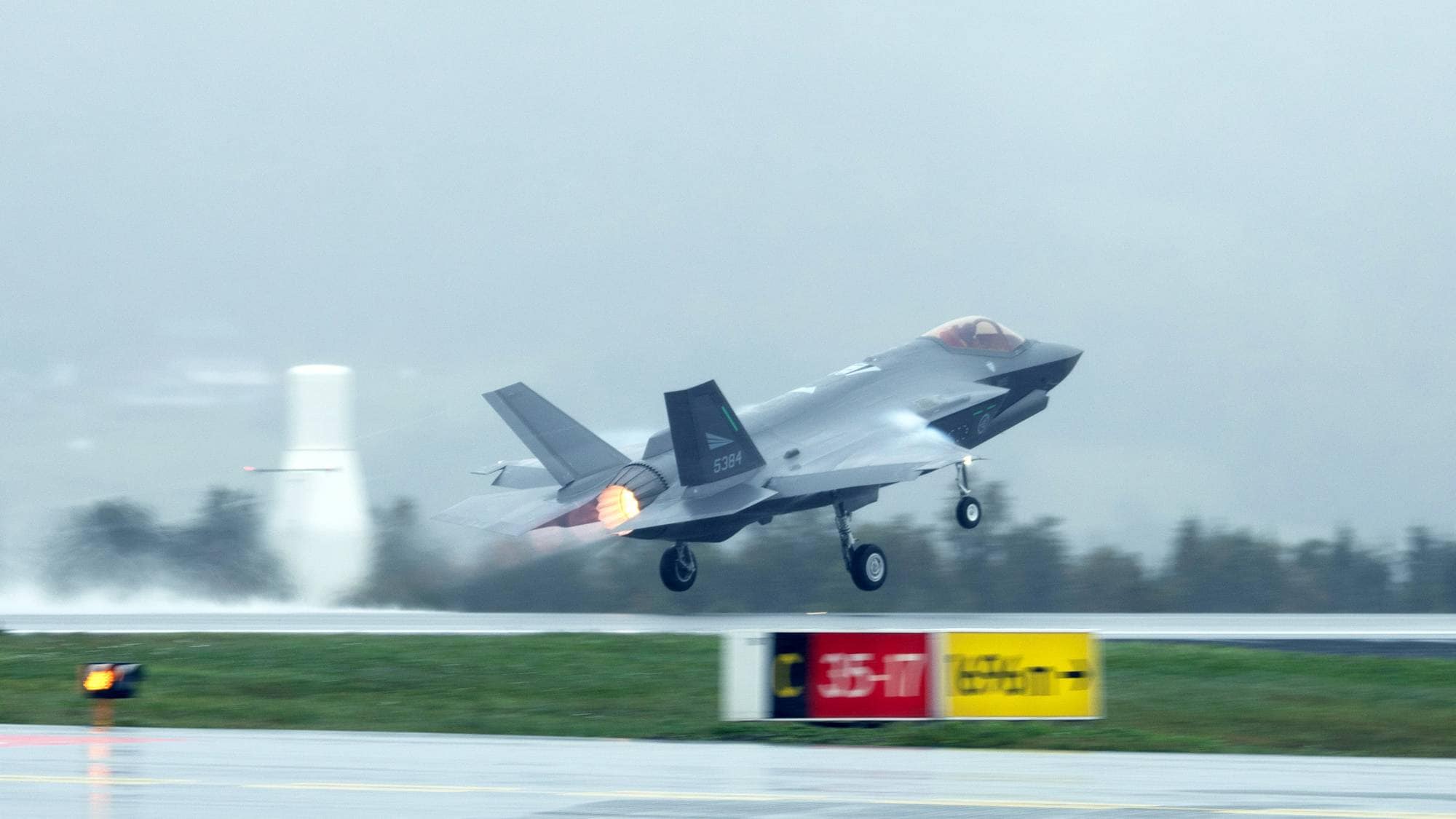 Et F-35-fly tar av med etterbrenner fra Evenes flystasjon under øvelsen Falcon Deploy i september. 