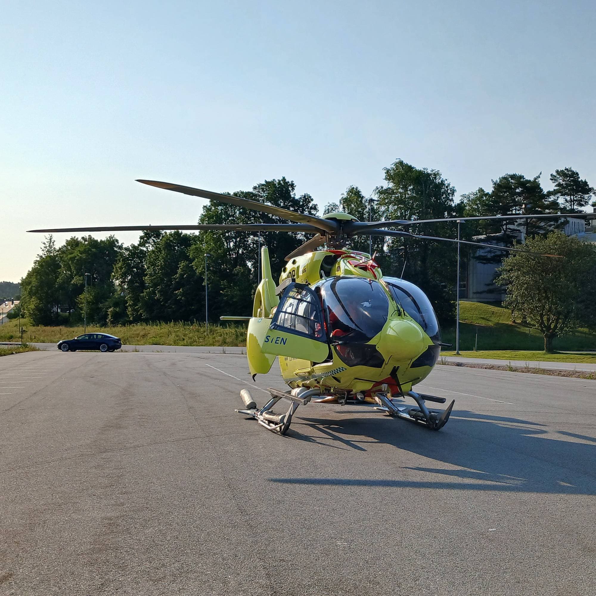 Et helikopter står på bakken 