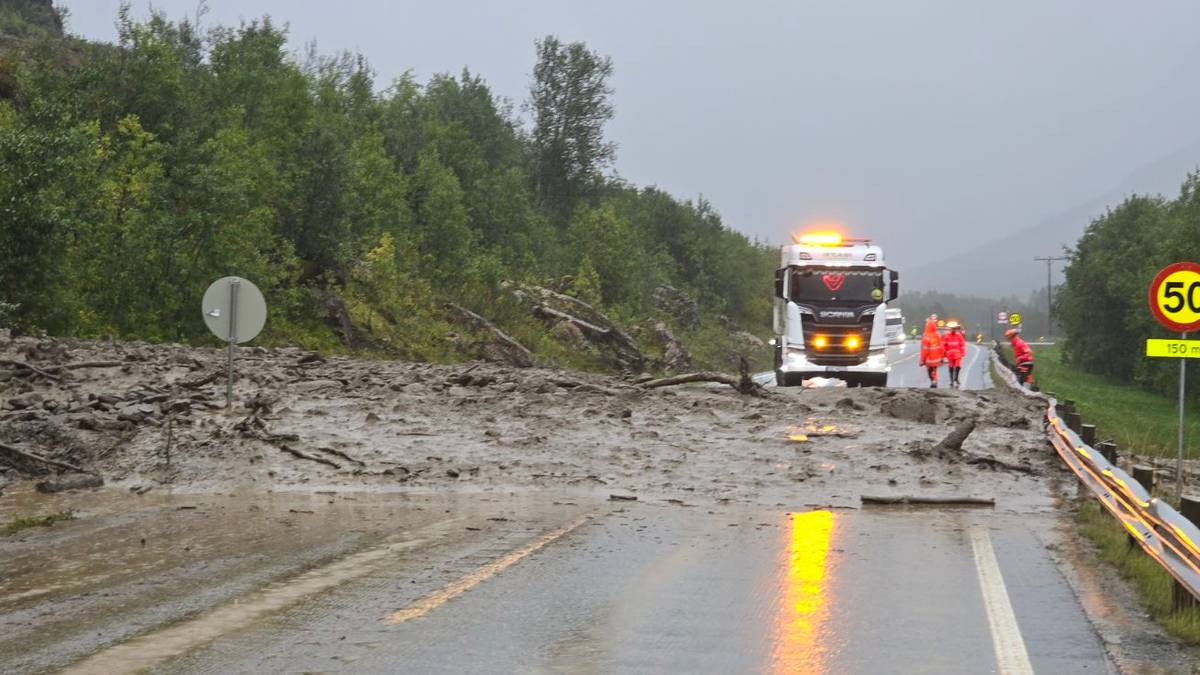 Jordras sperrer hovedveien mot Tromsø: – Mange hundre kubikk jordmasser