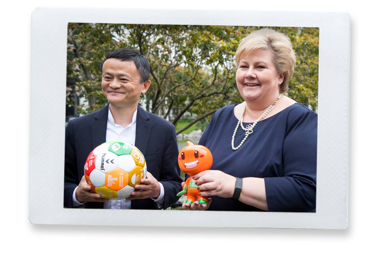 Statsminister Erna Solberg møtte den høyprofilerte kinesiske gründeren og næringslivslederen Jack Ma på Alibabas hovedkvarter i Hangzhou. Solberg hadde med seg en fotball med FNs 17 bærekraftsmål i gave til Ma, og fikk selv en figur med firmaets logo i gave.