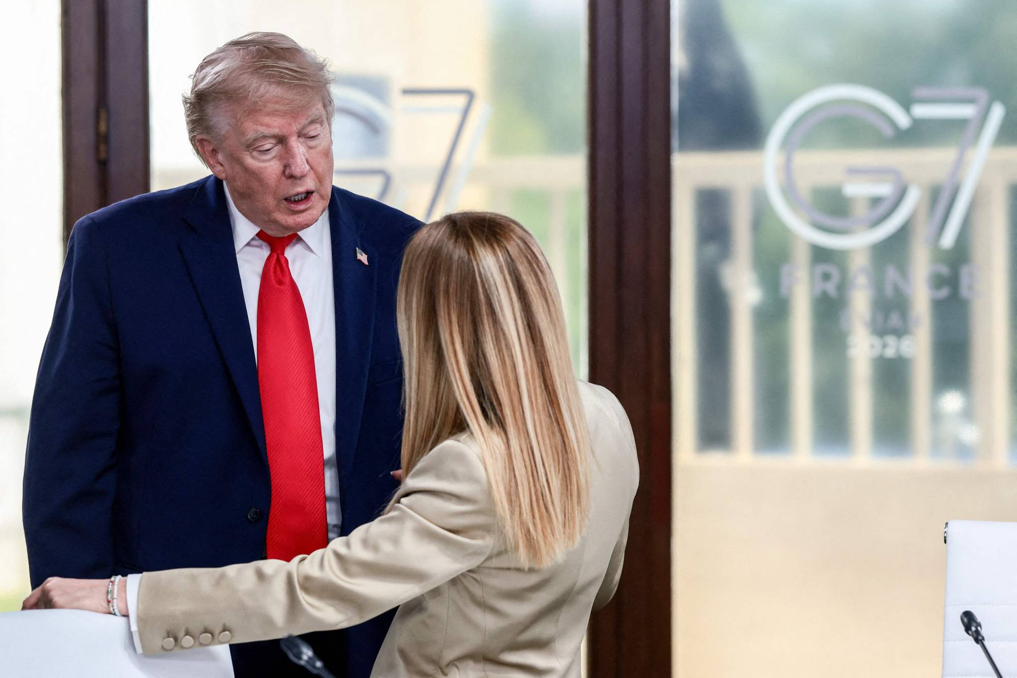 USAs president Donald Trump snakker med Italias statsminister Giorgia Meloni under en arbeidslunsj på G7-toppmøtet i Evian i Øst-Frankrike, 16. juni 2026.