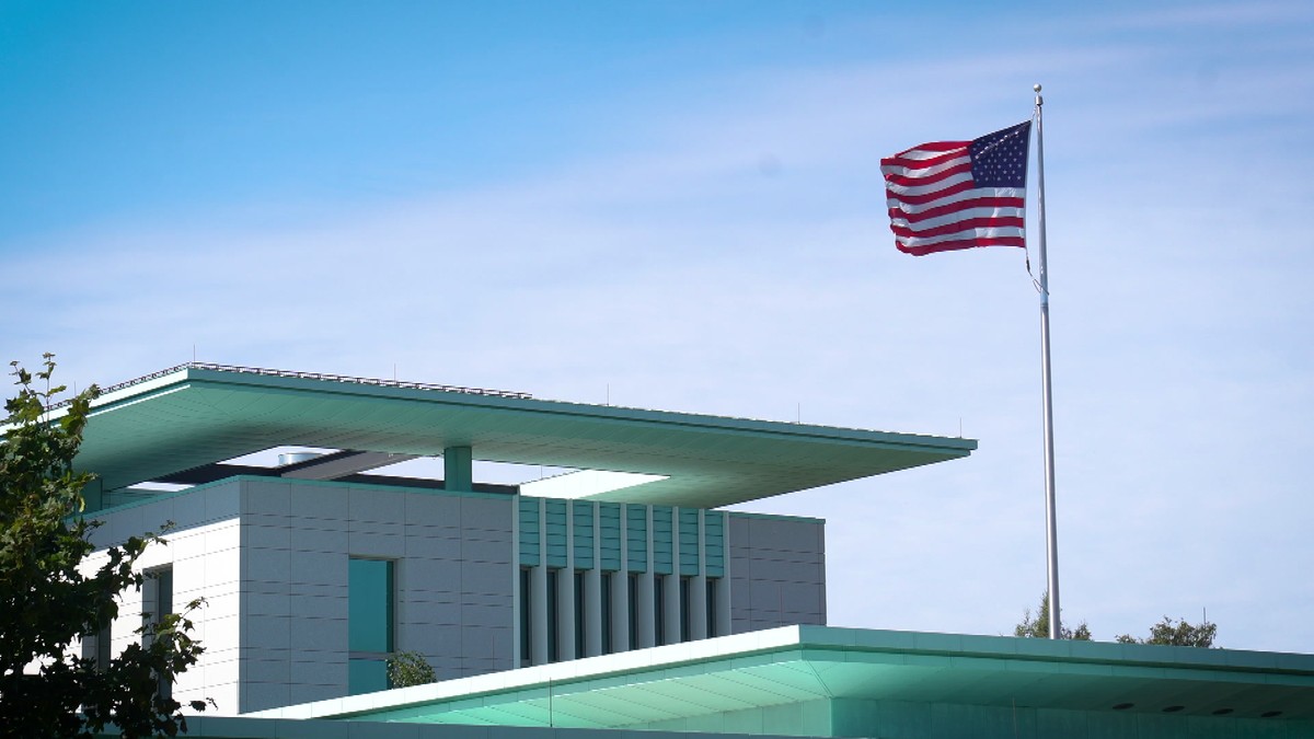 Den amerikanske ambassaden i Oslo
Lagt opp av n649101 (Ismail Burak Akkan)
Se i Potion: https://potion.felles.ds.nrk.no/program/0148ec66-ddf7-4fe7-88ec-66ddf72fe780/pub/0148ec66-ddf7-4fe7-88ec-66ddf72fe780