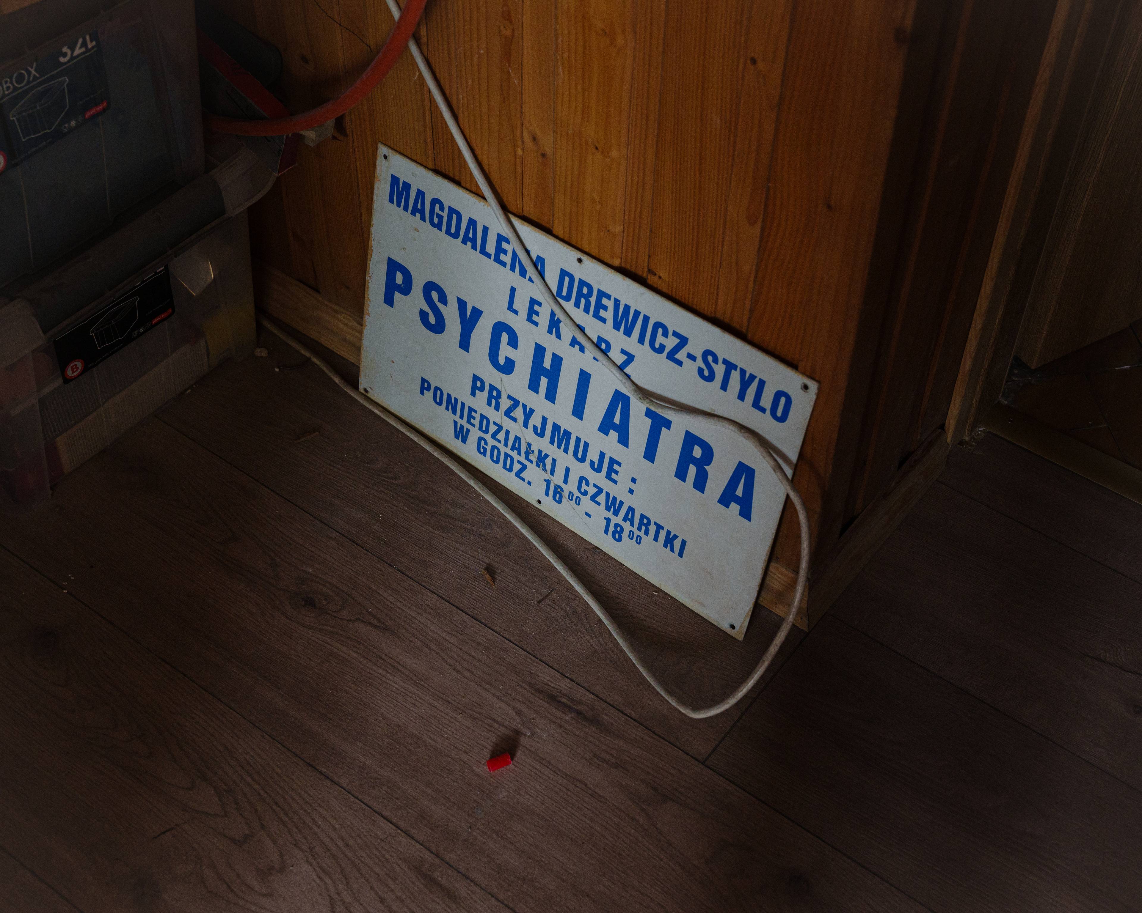 Et gammelt skilt med Magdalenas navn og teksten psychiatra står i en gang