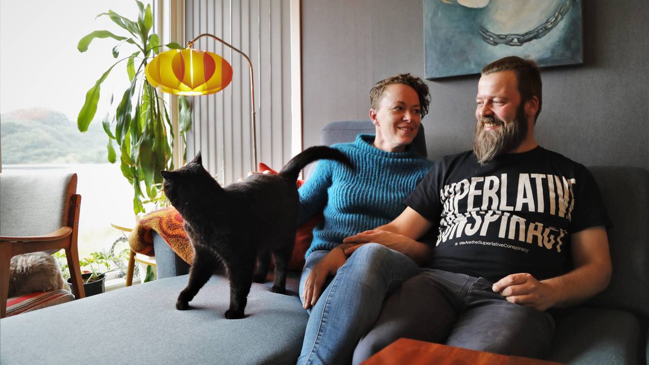 Ekteparet Bente Førde Kristensen og Hans Runar Krokstrand på Ørnes har stua full av retro teakmøbler.