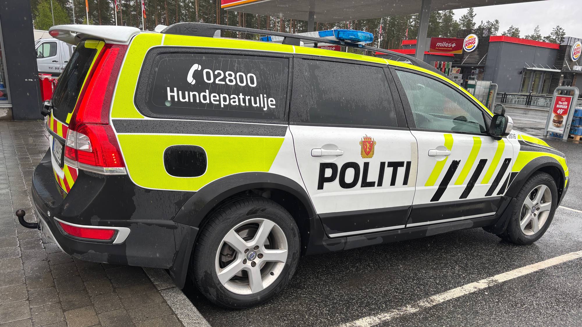 Politiets hundepatrulje i bil ved en bensinstasjon ved E6. 