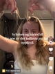 Skjermbilde fra TikTok Bildet viser en person med langt, bølgete hår som står i et innendørs miljø. Hun løfter hendene og holder opp hårstrå, og ser ut til å dele en personlig erfaring. Det er tekst på skjermen som antyder at hun diskuterer et helseproblem. Omgivelsene inkluderer en mørk bakgrunn og synlige klær, som bidrar til konteksten. (Bildebeskrivelsen er laget av en KI-tjeneste)