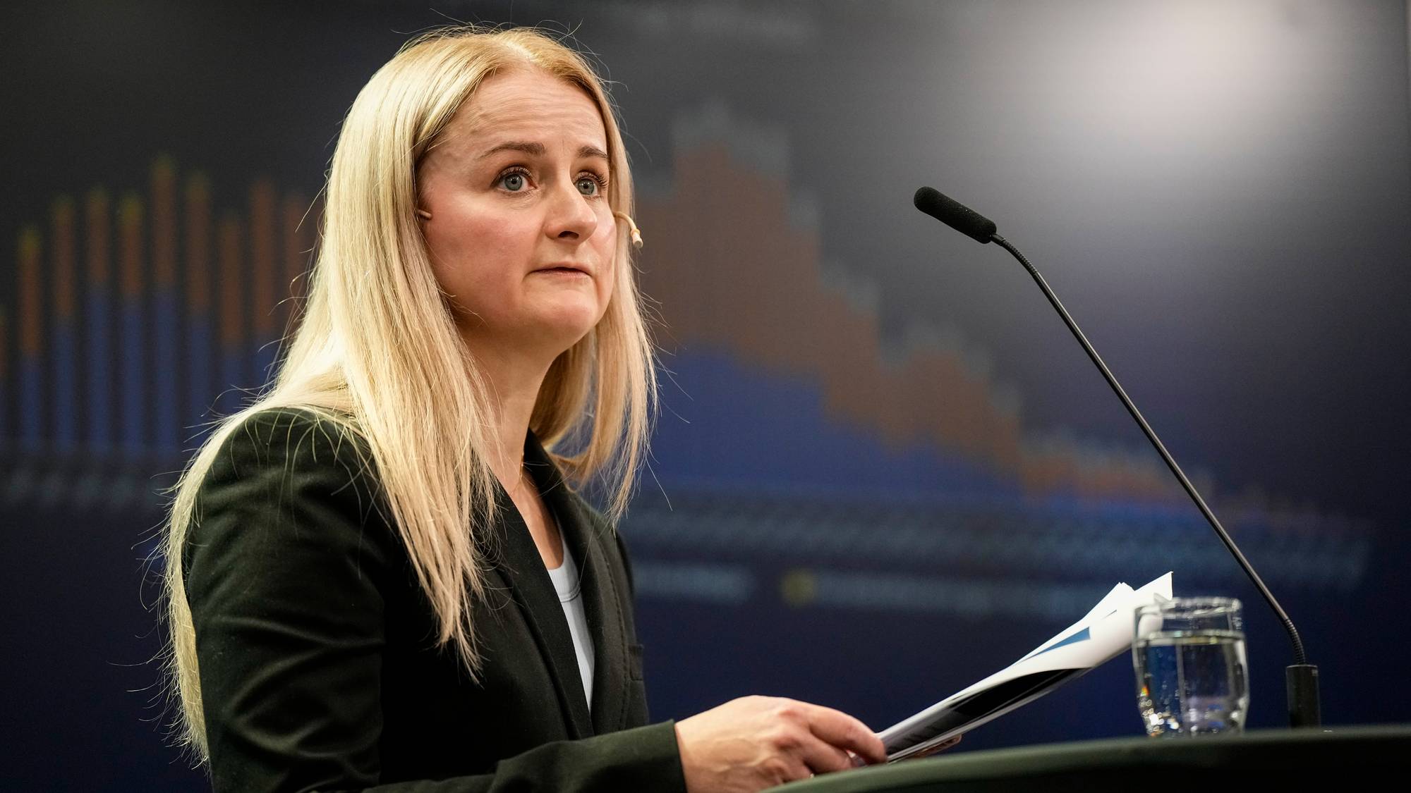 Utvalgsleder Camilla Bernt presenterer hovedfunnene fra Granskingsutvalget for utenlandsadopsjoner før de overleverer sin endelige NOU til barne- og familieminister Lene Vågslid (Ap).