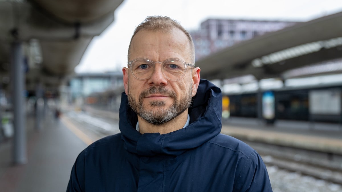 Heikki Eidsvoll Holmås i mørk vinterjakke på en togperrong. FOTO: NRK