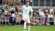 DYLAN BUELL / GETTY IMAGES NORTH AMERICA,NTB En fotballspiller i hvit drakt med nummer 6 dribler på gress. Spilleren har krøllete brunt hår. Tilskuere sitter på tribunen i bakgrunnen. (Bildebeskrivelsen er laget av en KI-tjeneste)