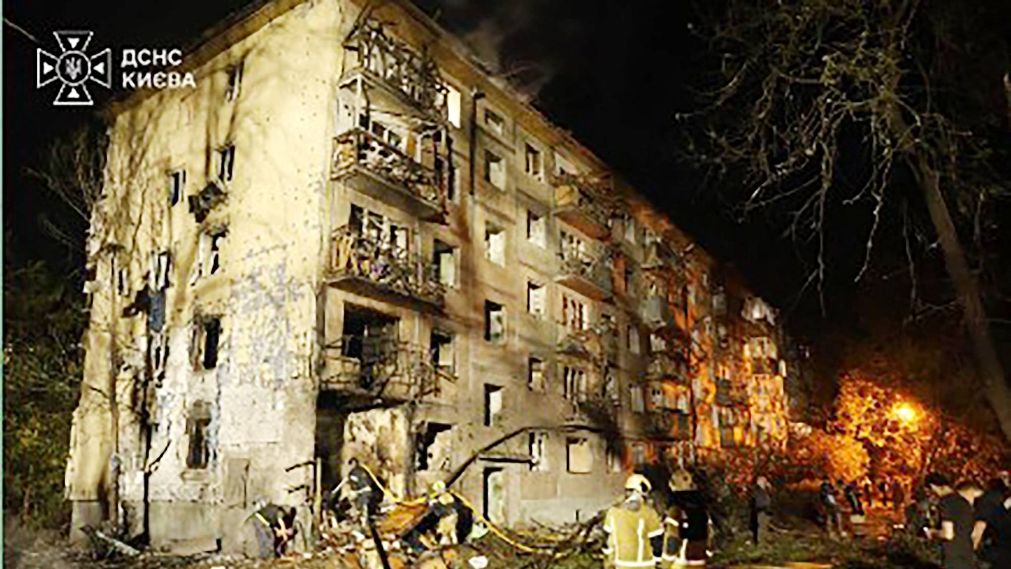 Bildet er fra Ukrainas statlige redningstjeneste, publisert 1. august 2026, viser brannmannskaper ved en skadet boligbygning etter et massivt russisk angrep med ballistiske missiler mot hovedstaden Kyiv.