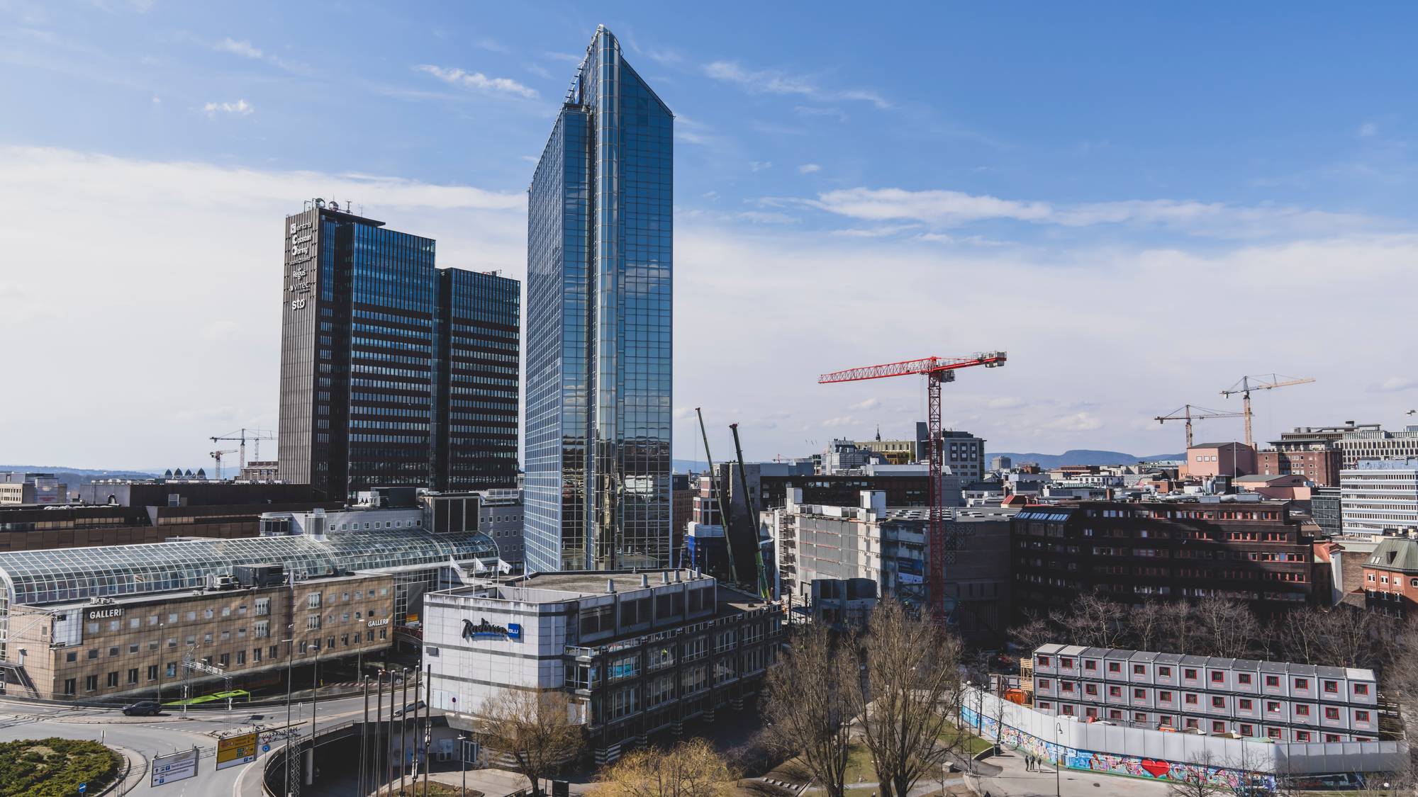 Bildet viser den tette bebyggelsen rundt Oslo S og Vaterland, med pågående anleggsarbeid, kraner og brakkerigger i forgrunnen som bygger nye Oslo spektrum.