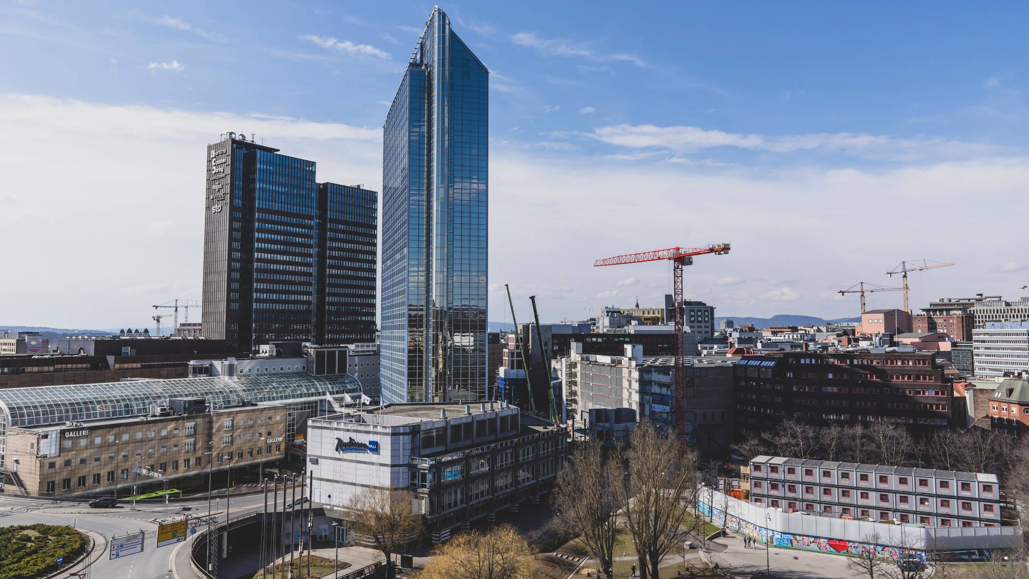 Bildet viser den tette bebyggelsen rundt Oslo S og Vaterland, med pågående anleggsarbeid, kraner og brakkerigger i forgrunnen som bygger nye Oslo spektrum.