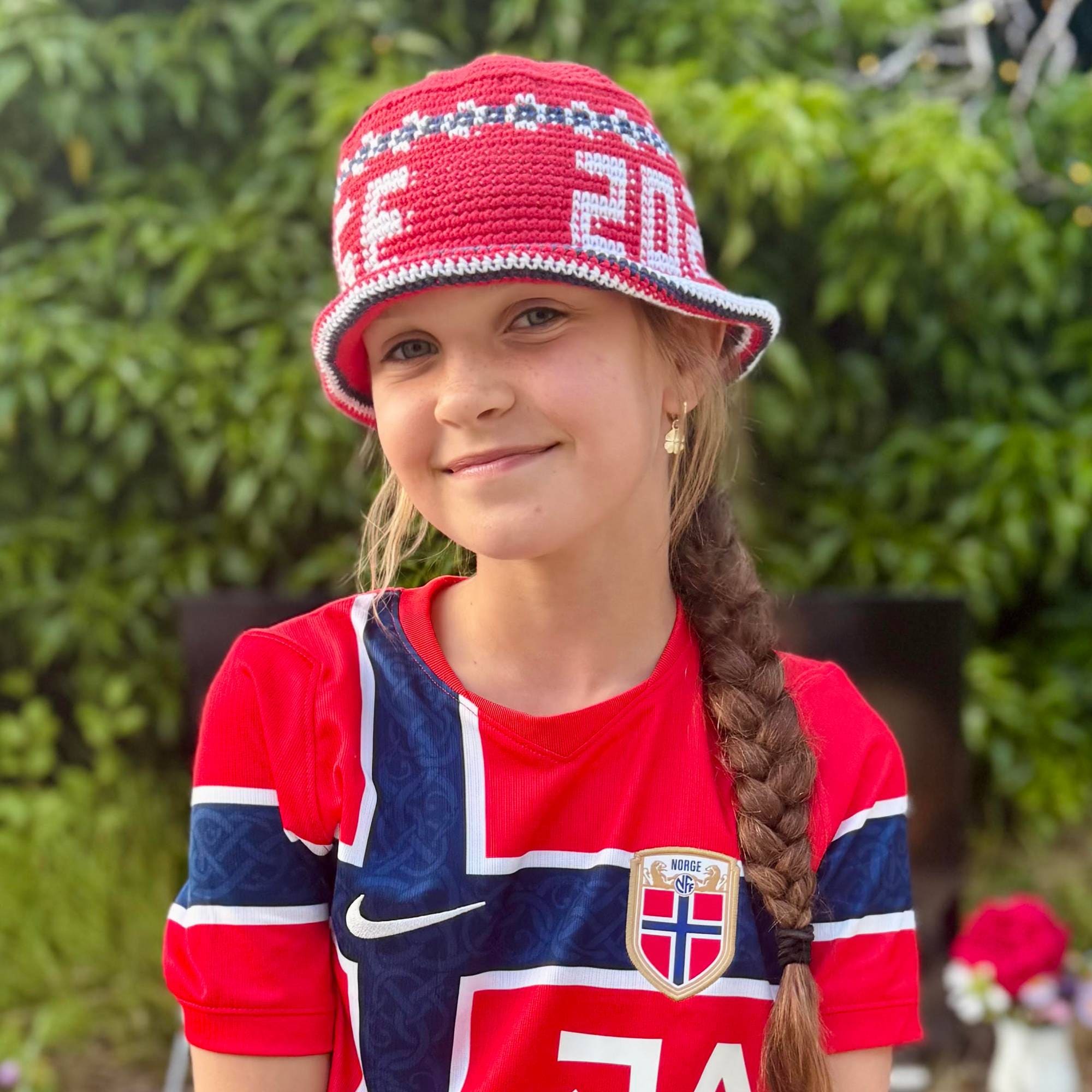 Sophia Jacobsen fra Hønefoss i en fotballtrøye
