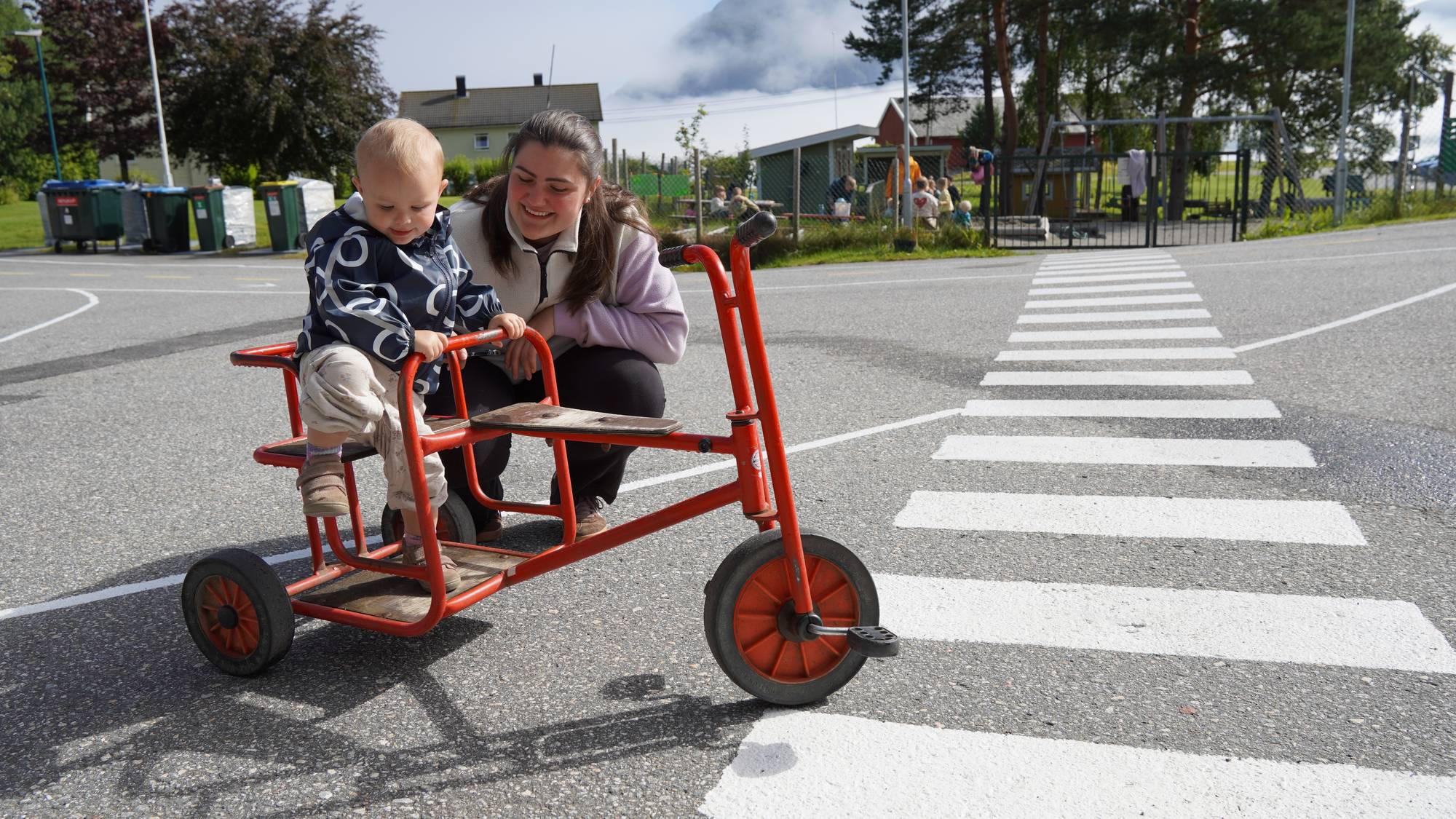 Birte Folkestad og Tilja på Folkestad barnehage