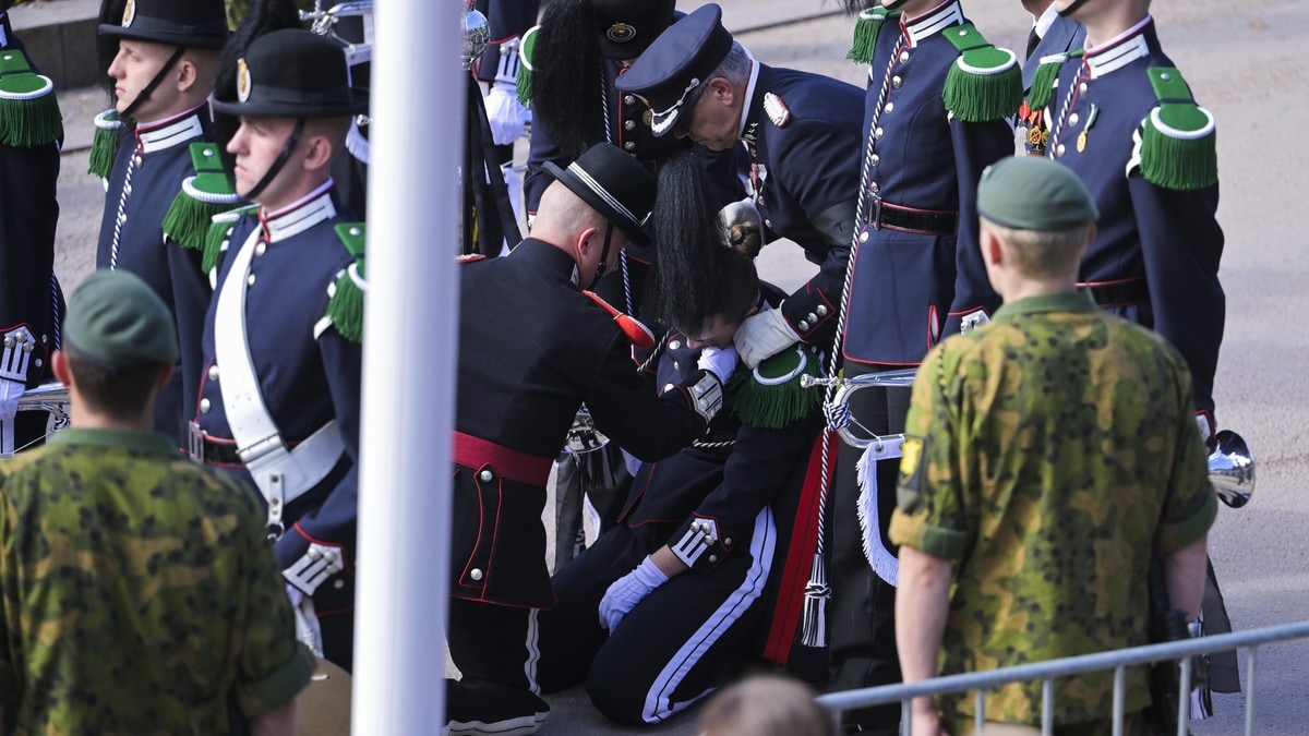 Gardister i uniform hjelper en medsoldat som har falt om under en seremoni. (Bildebeskrivelsen er laget av en KI-tjeneste) FOTO: Annika Byrde/NTB