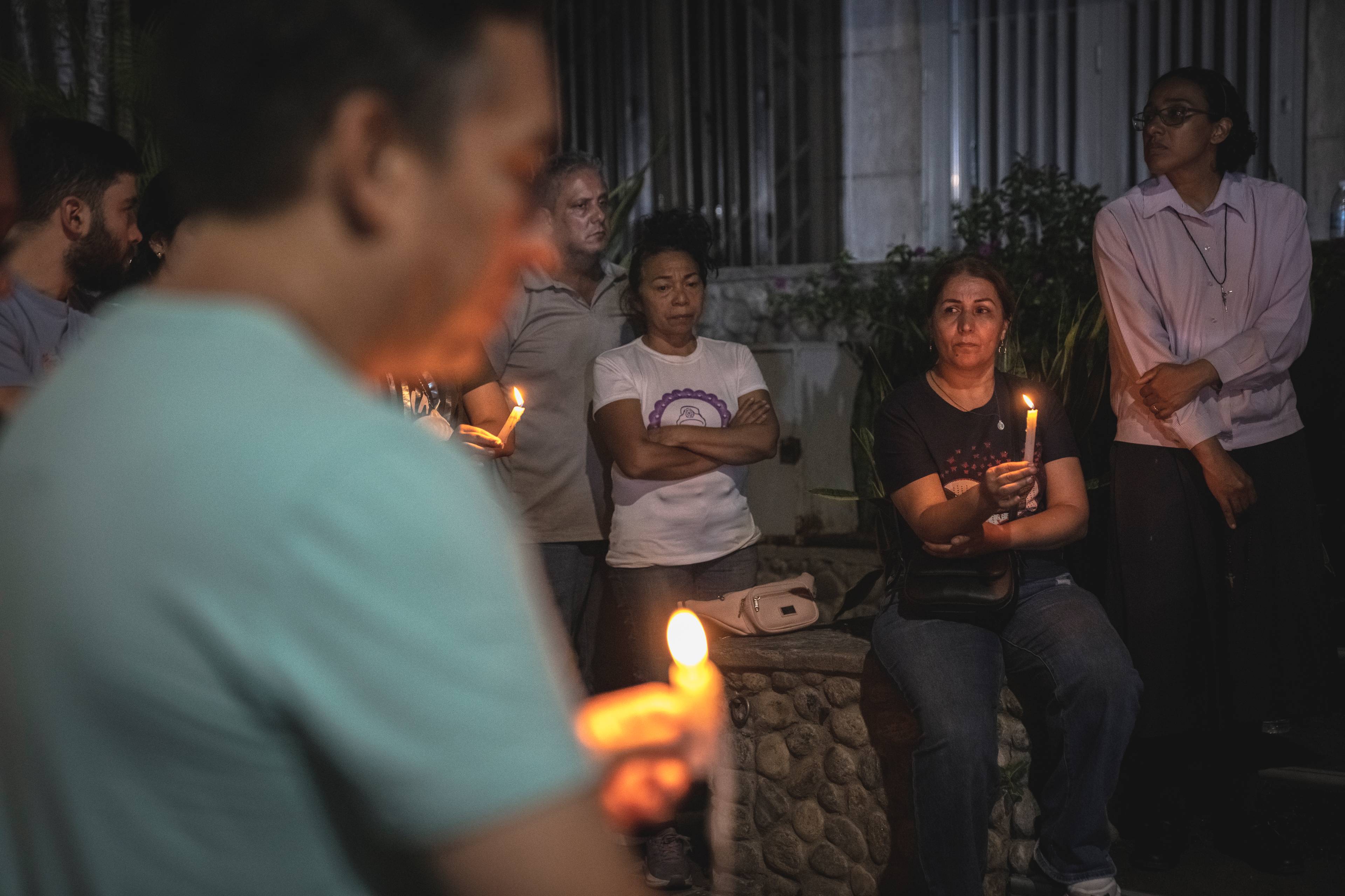 Lagt i grus: En 13-etasjers bygning har rast sammen midt i Caracas, Venezuela. Redningsarbeidet pågår dag og natt.