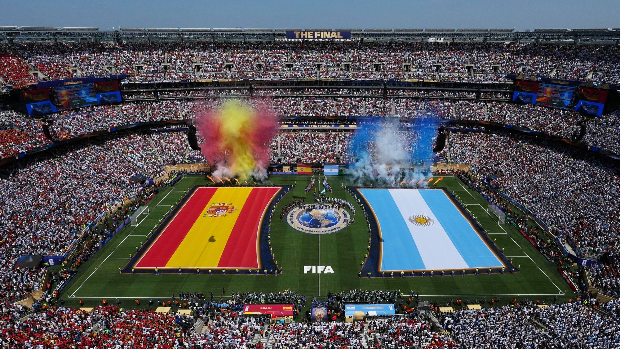 Stadion med store flagg fra Spania og Argentina på gressmatta før VM-finale. Illustrasjon. (Bildebeskrivelsen er laget av en KI-tjeneste)