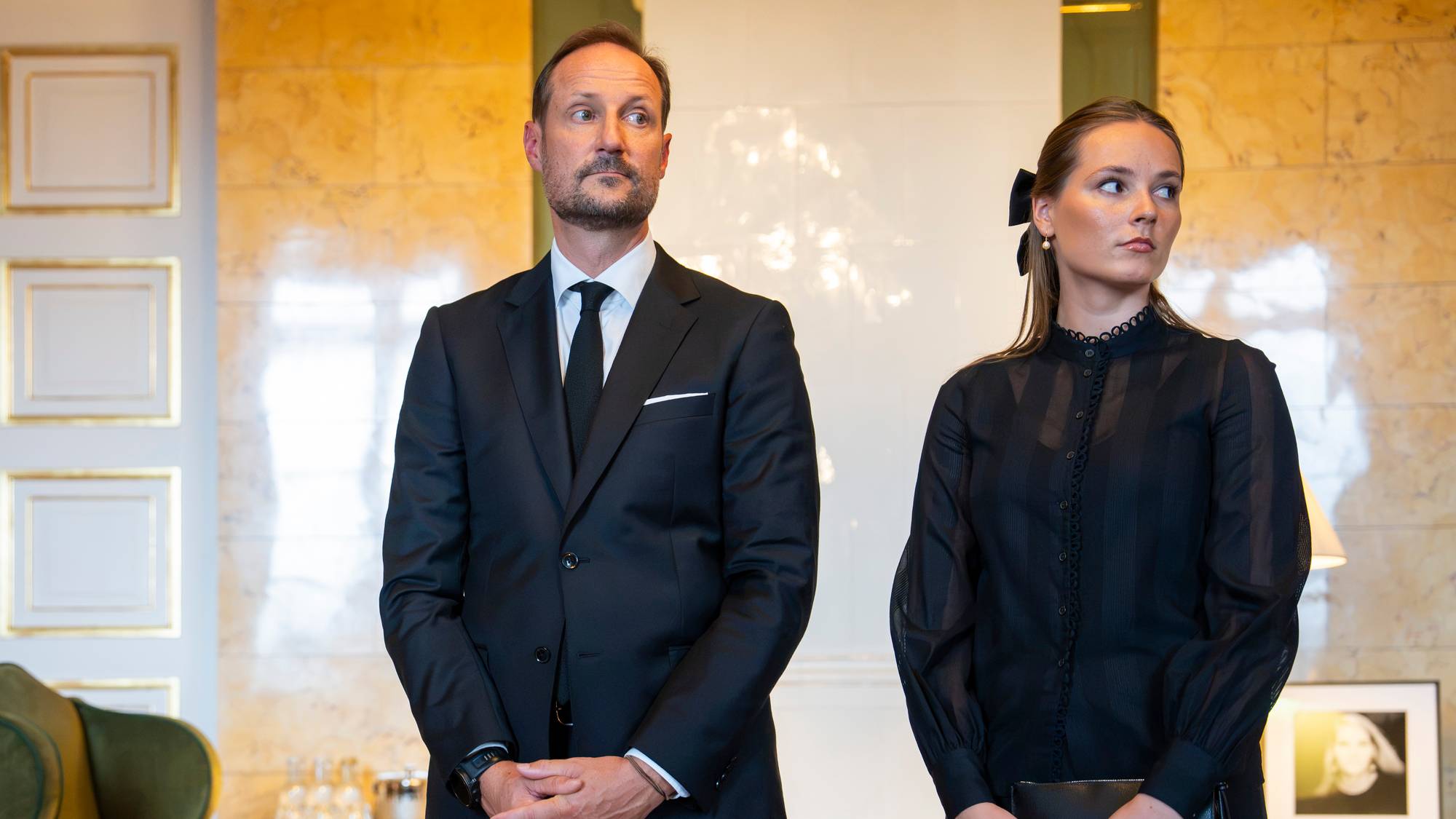 Kong Haakon og kronprinsesse Ingrid Alexandra venter på å ta imot tre kondolanseaudienser på Slottet 