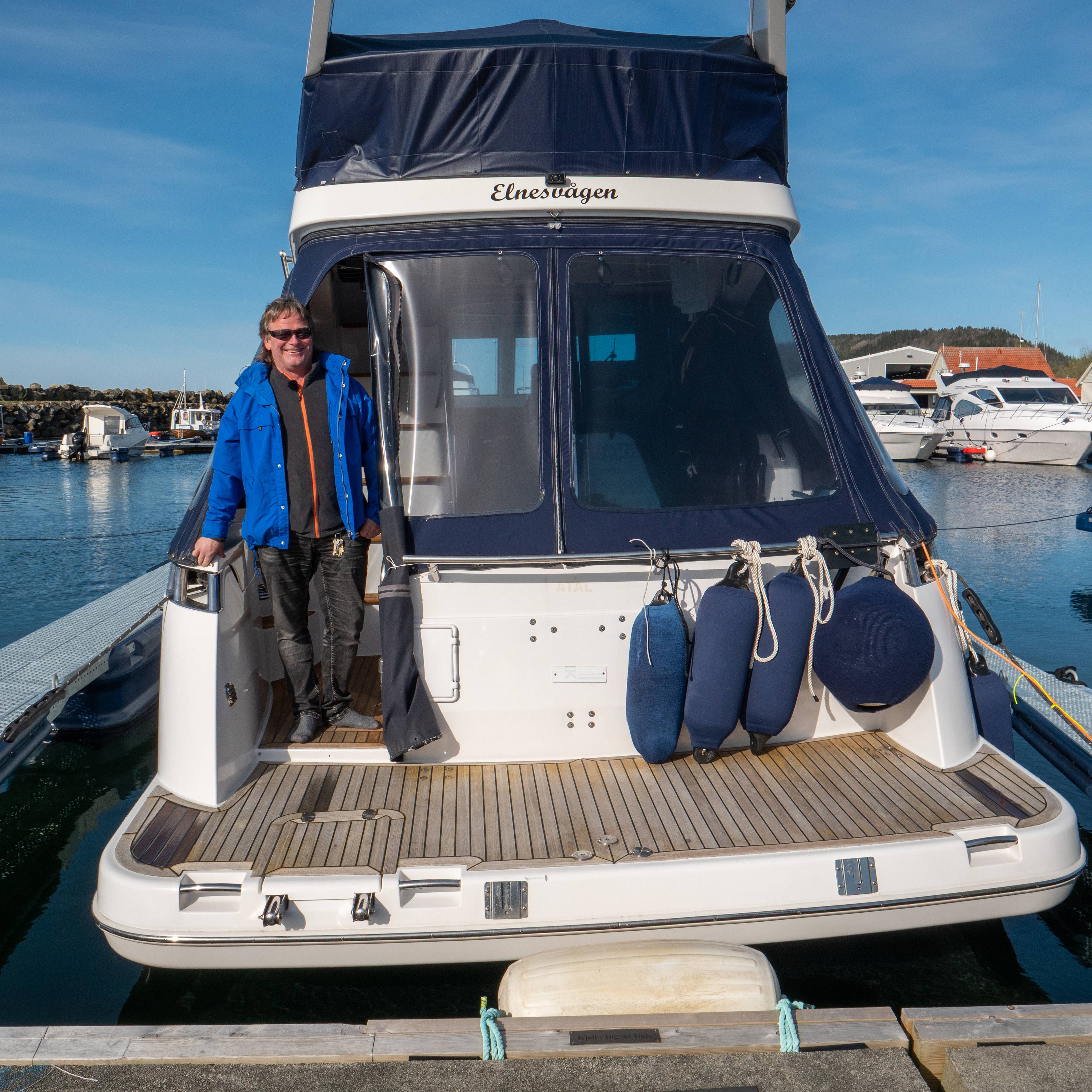 Kjell Ingvar Grimstad Dale, Frenfjordens venner som står på en båt