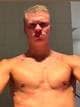 Foto: Erling Braut Haaland Erling Haaland avbildet i en selfie uten skjorte foran en flislagt vegg. (Bildebeskrivelsen er laget av en KI-tjeneste)