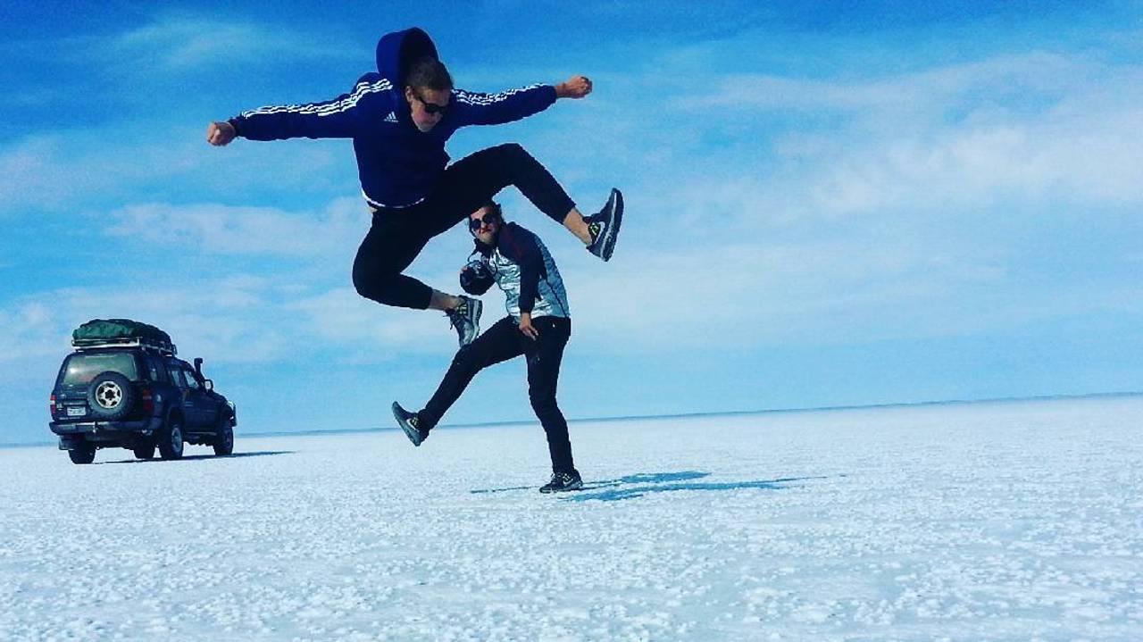Njaard og Vegard Kilvær i saltørkenen i Bolivia