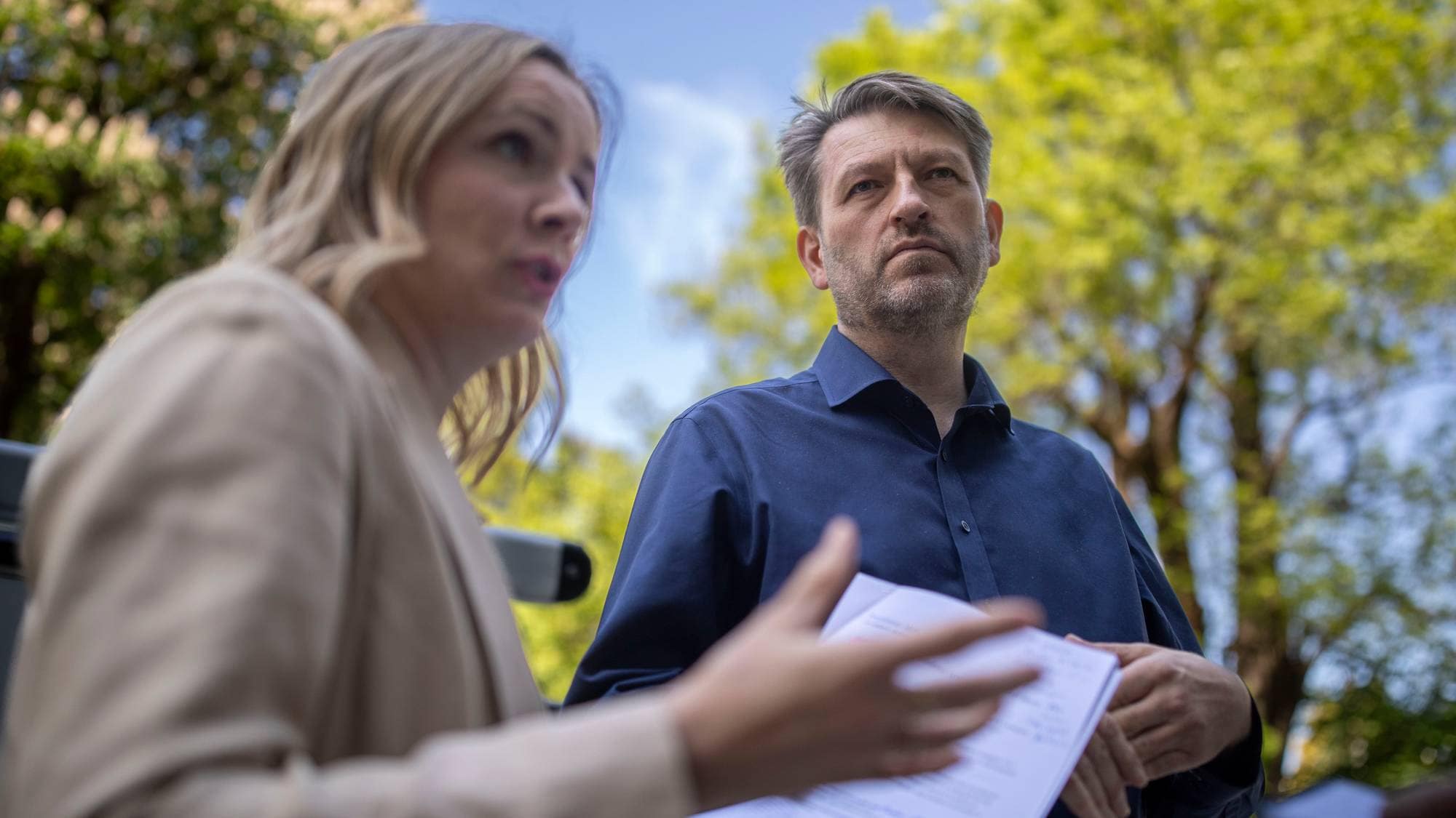 en mann og en kvinne som snakker (Bildebeskrivelsen er laget av en KI-tjeneste)