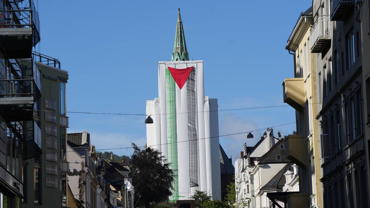 Slik så Bergens største kirke ut mandag morgen. Nå anmeldes Palestina-flagget til politiet