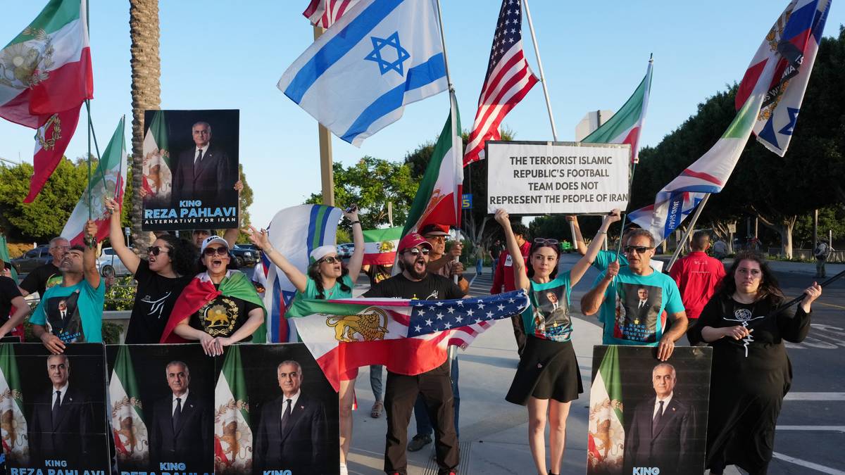 NRK møtte eksil-iranarar i USA: – Håpar det blir bua under nasjonalsongen