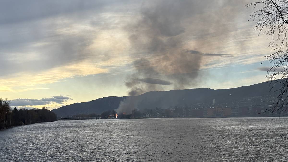 Kraftig brann i bygning i Drammen