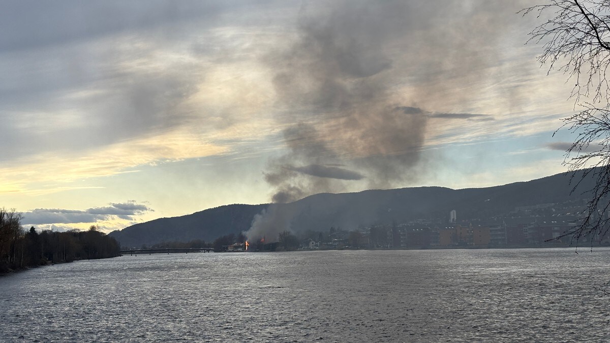 Kraftig brann i bygning i Drammen