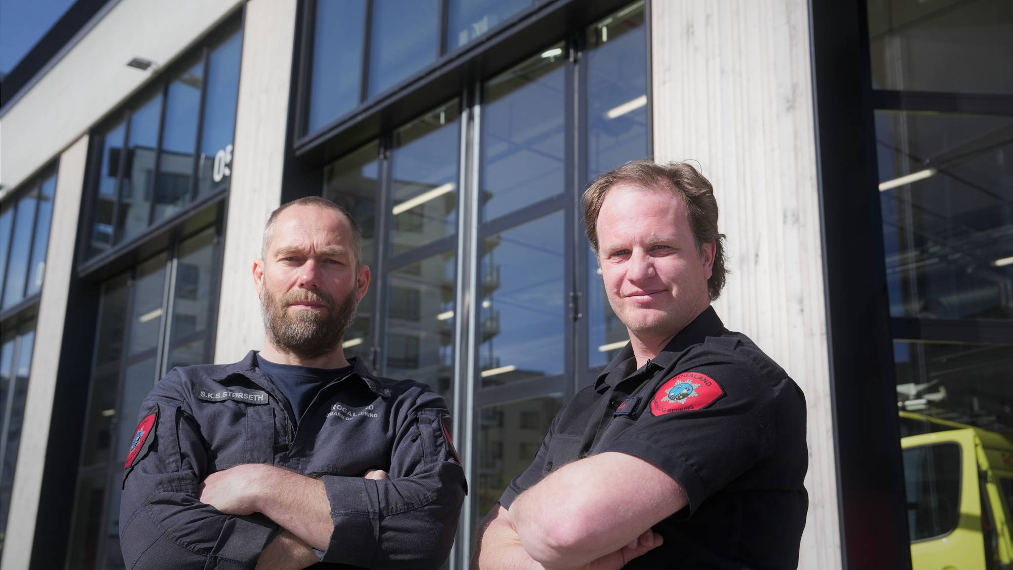 To brannkonstabler utenfor en brannstasjon. 