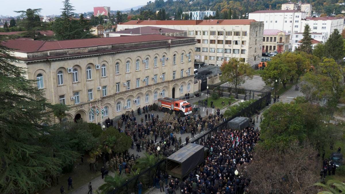 Demonstranter skal ha brutt seg inn i nasjonalforsamlingen i georgisk utbryterregion