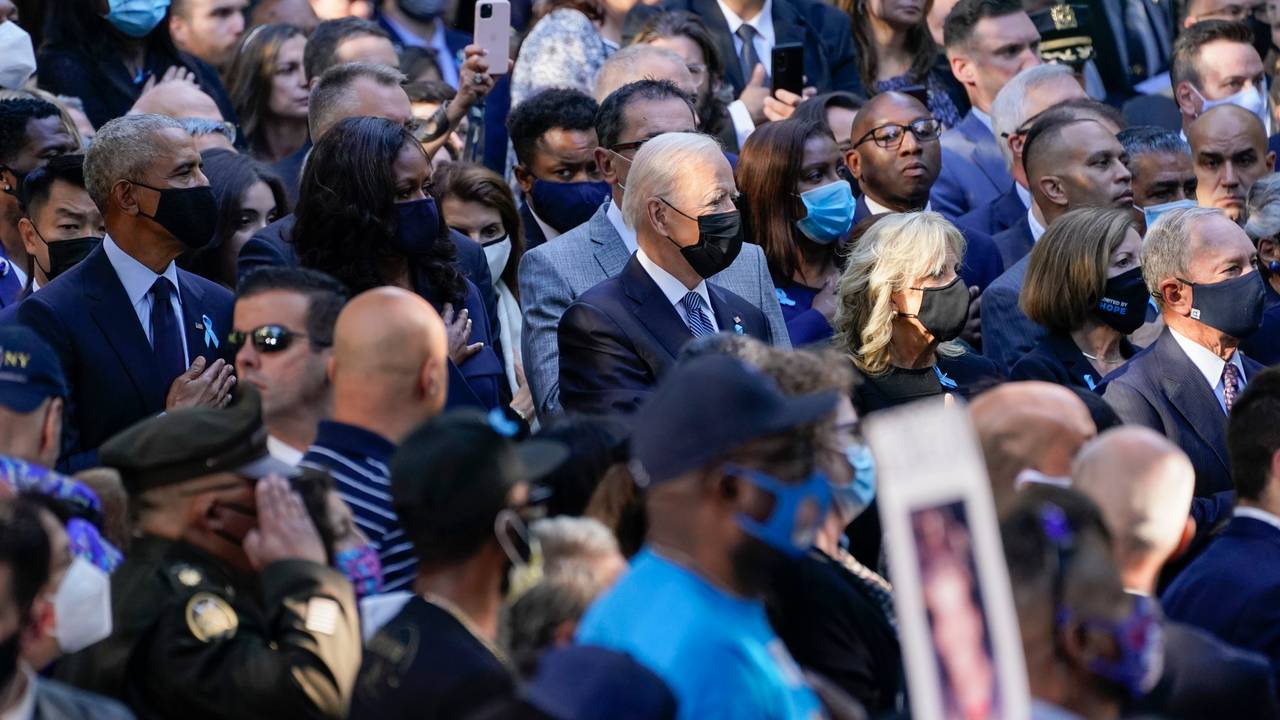Tidligere president Barack Obama, Michelle Obama, Joe Biden og førstedame Jill Biden under minnemarkering