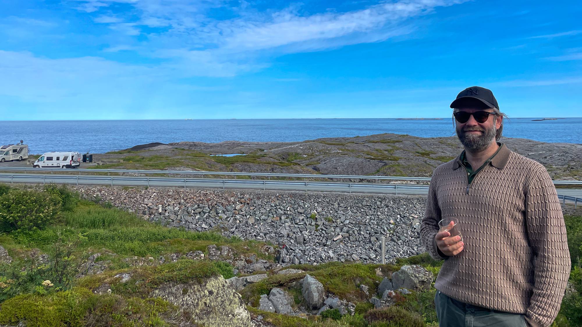 en mann som står på en steinete åsside (Bildebeskrivelsen er laget av en KI-tjeneste)