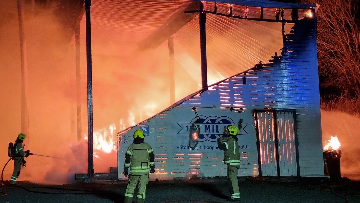 Tribune brenner ned på Melbu – fotballtrener fortviler