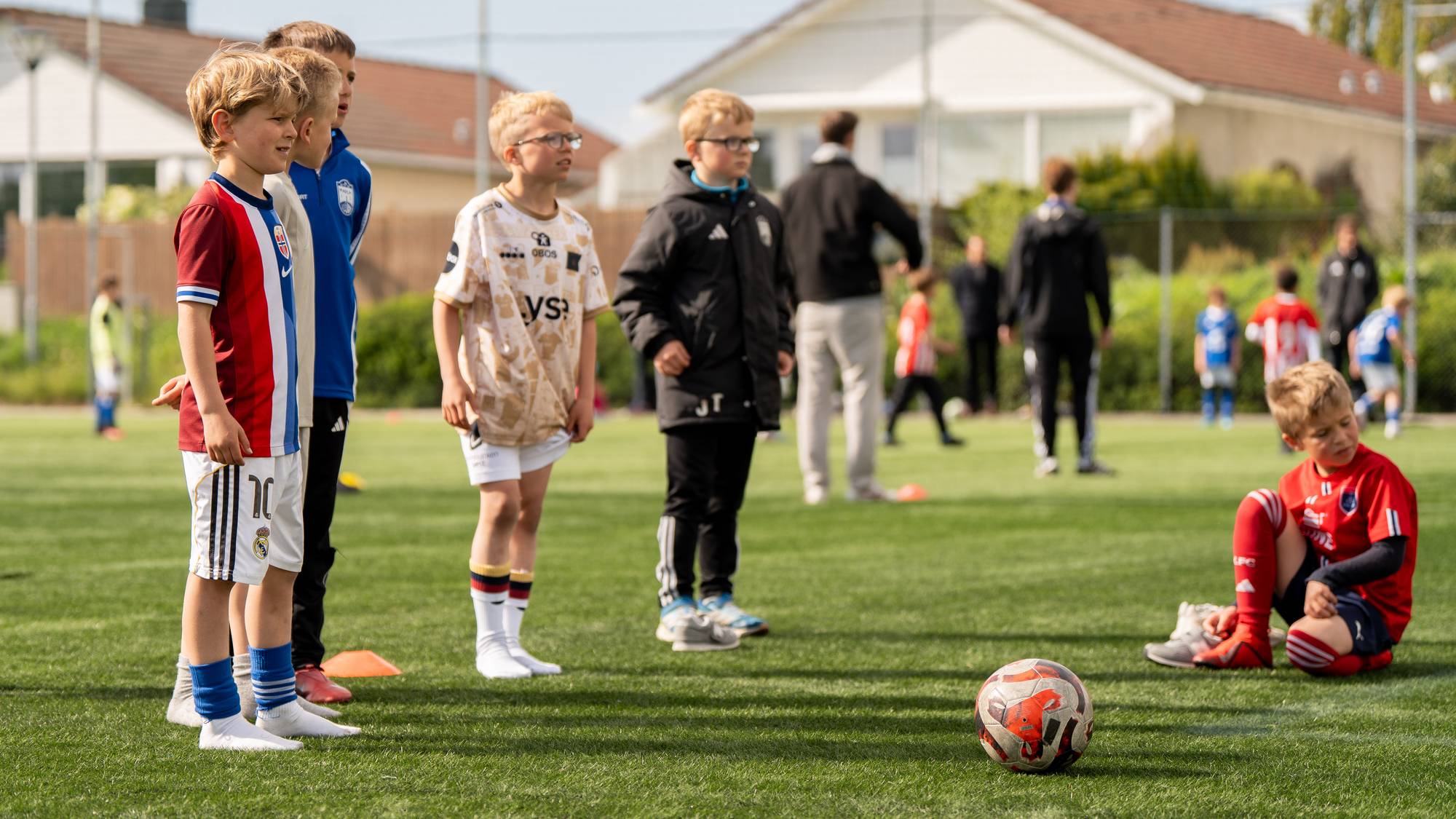 Gutter som spiller fotball. 