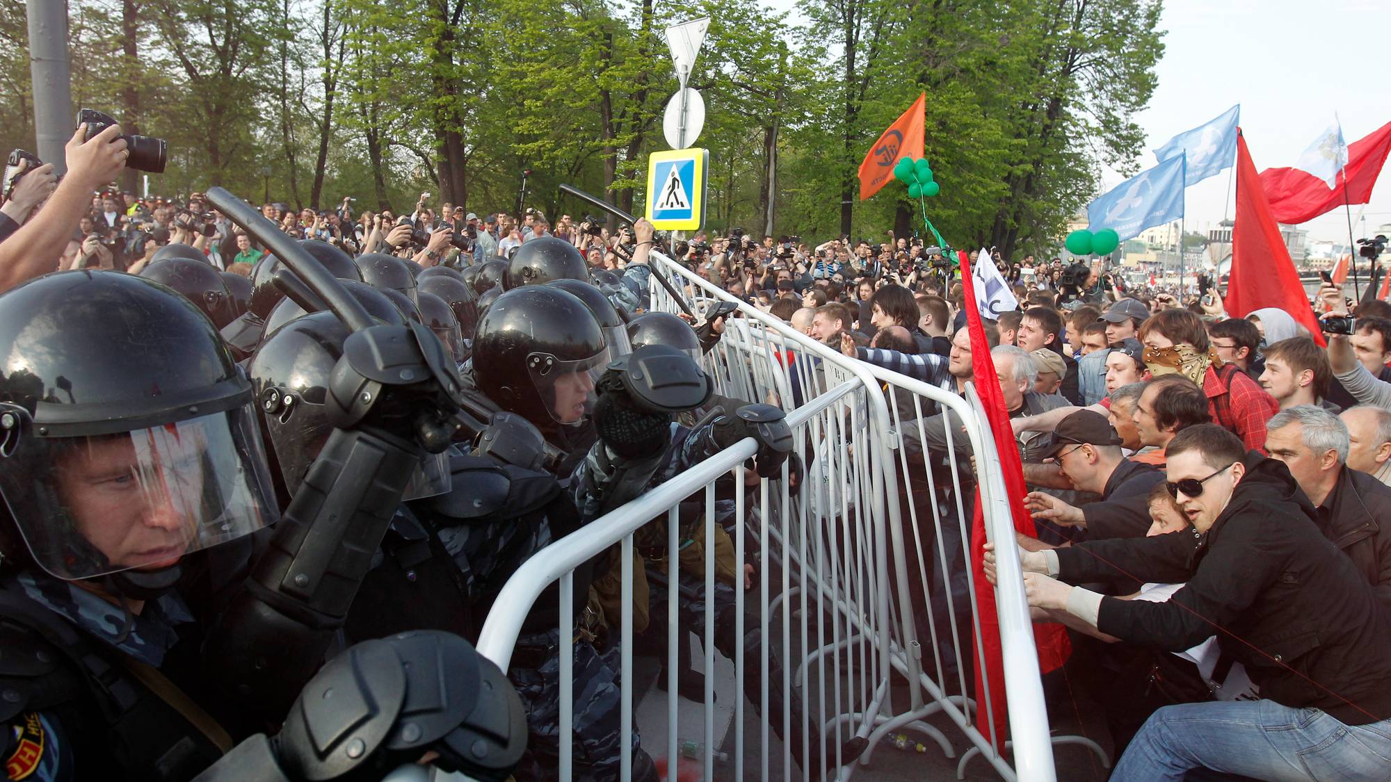 Политическое насилие. 6 Мая 2012 Болотная площадь. Болотная революция 2012. Болотная площадь 2012 столкновения с полицией. Протесты на Болотной площади 2012.