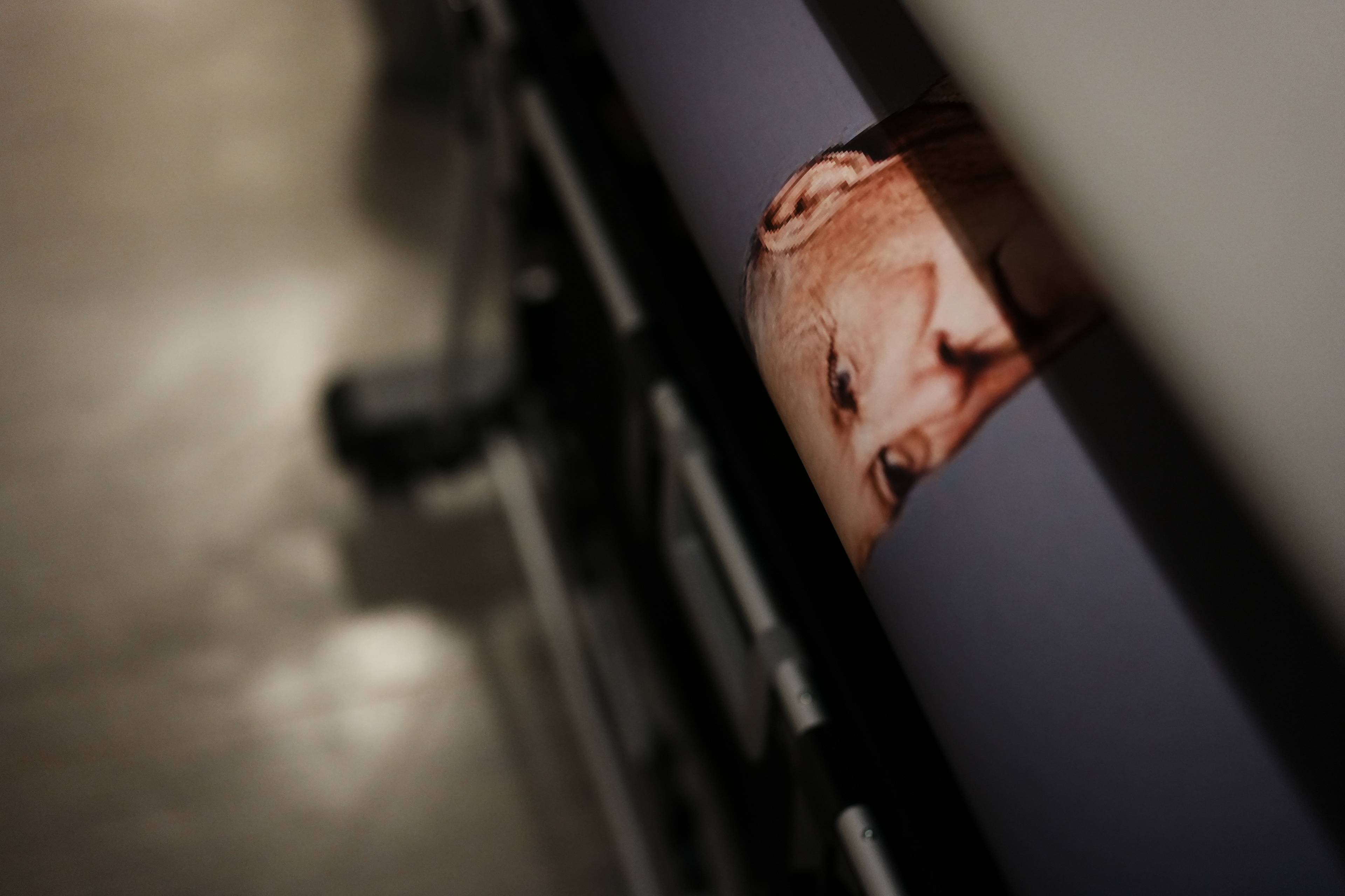 En plakat av kong Harald printes ut.