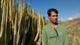 Monica Ruiz Biern / NRK en mann som står ved siden av en kaktus